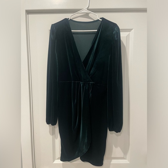 Short mini, Long sleeve green velvet dress - Picture 1 of 2